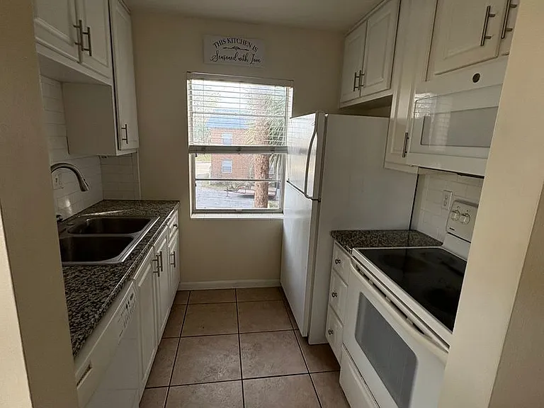 623 N Bay St #11 — Photo 2