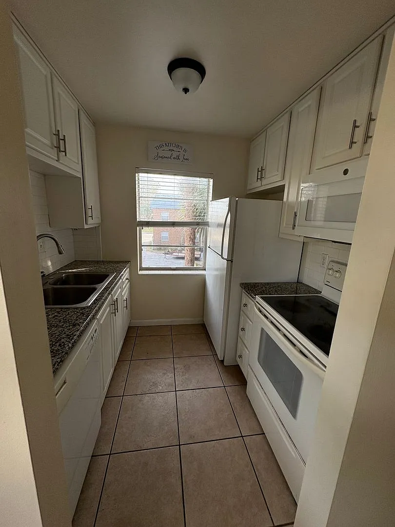 Building Photo - 623 N Bay St #11