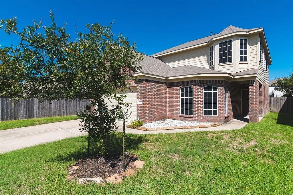 4 bed, 2.5 bath, 2368 sqft, $2,295 — Photo 2