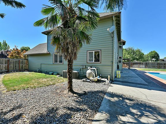 3rd image of 214 Tiffany Ave