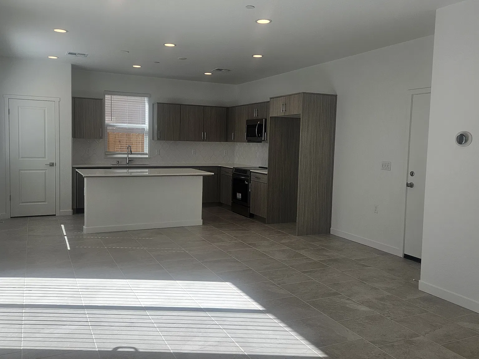 4 bed, 2.5 bath, 2814 sqft, $2,700 — Photo 4
