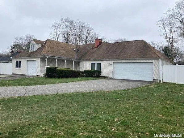 20 Sagebrush Lane, Islandia, NY 11749