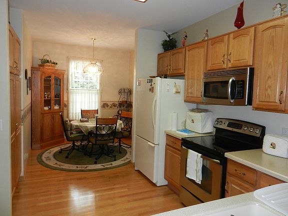 4th image of 421 Woodhill Dr