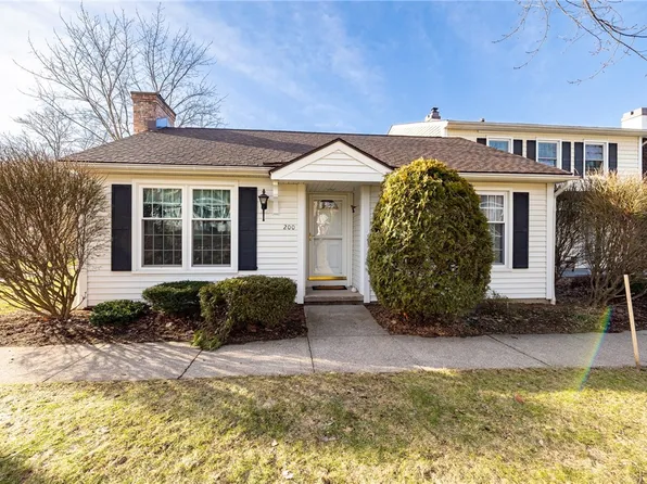 200 New Wickham Dr, Penfield, NY 14526