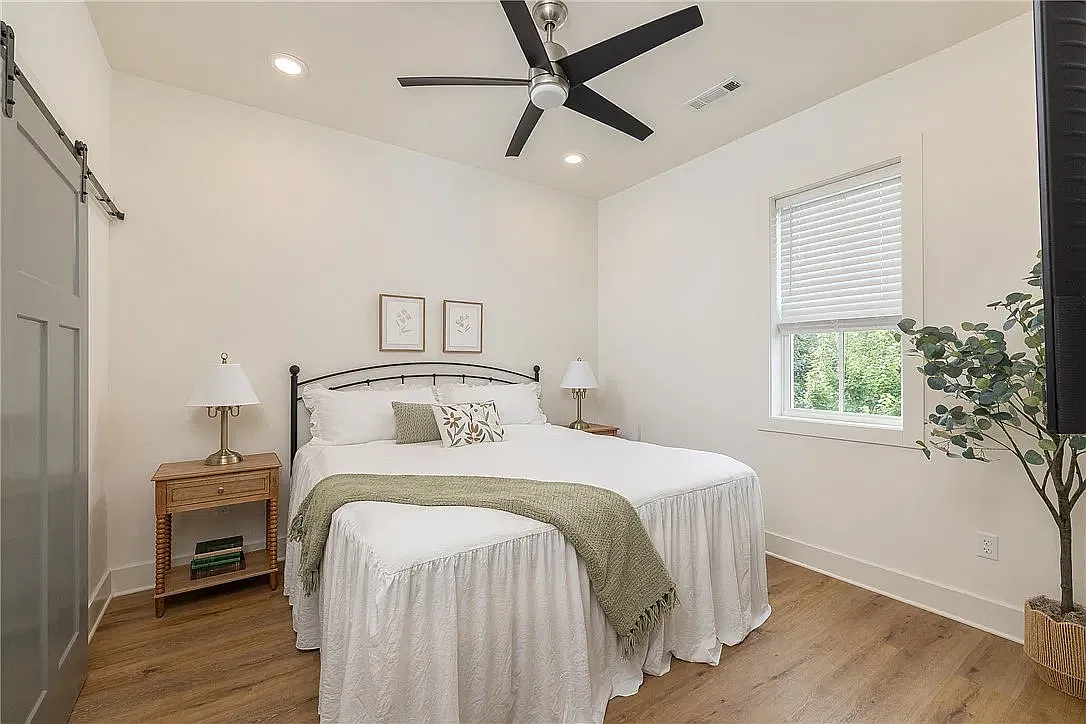 2 bed, 1173 sqft, $2,395 — Photo 3