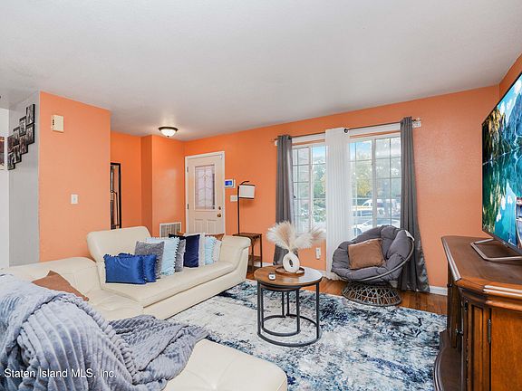 4th image of 228 Osgood Ave