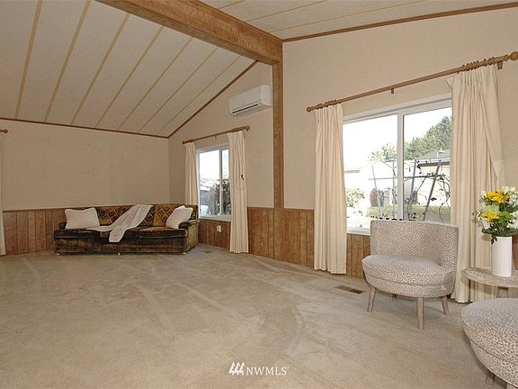 Vaulted ceilings as you walk into the entry/living room