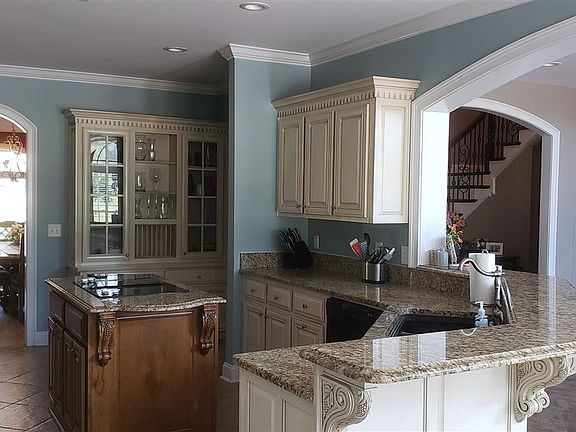 5th image of 64 Lenora Dr