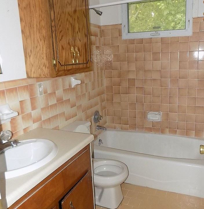 2nd image of 748 Bancroft Cir APT A