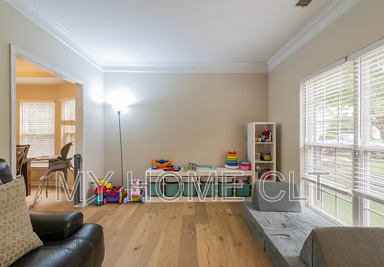 10029 Dauphine Dr — Photo 4