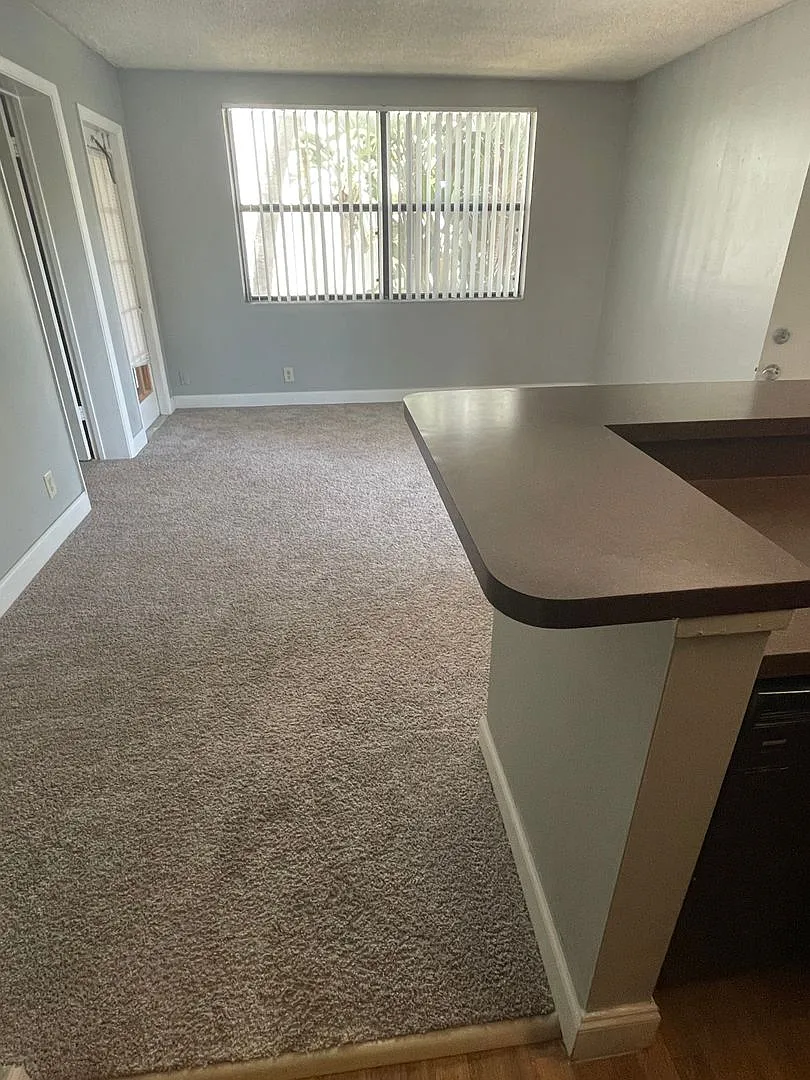 One Bedroom One Bathroom! Waterfront Community! — Photo 1