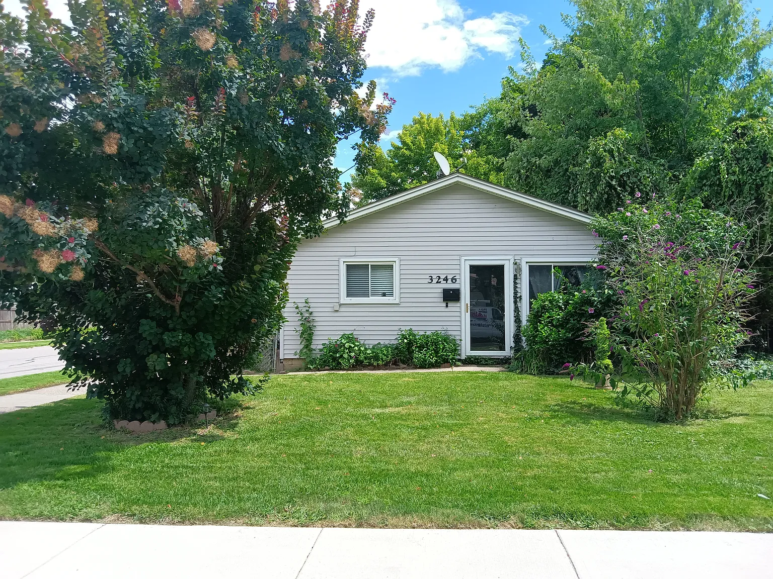 3 bed, 1000 sqft, $1,850 — Photo 1