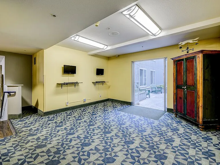 Vermont Inn Apartments — Photo 17