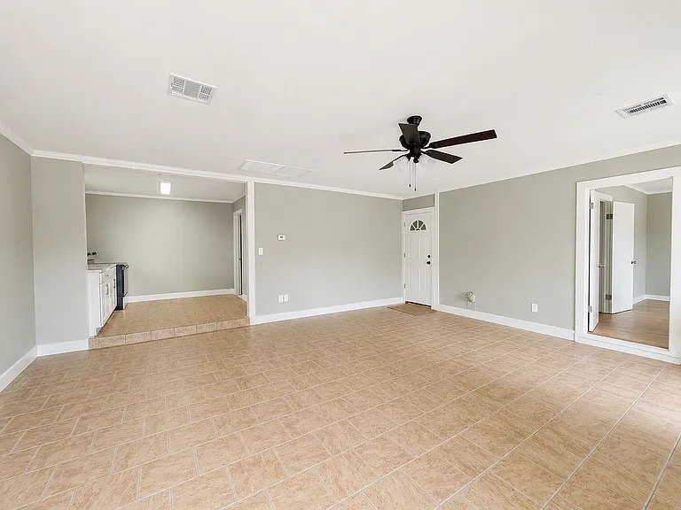 526 1/2 Evangeline Dr — Photo 2
