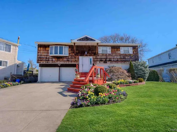 711 S Bayview Avenue, Freeport, NY 11520