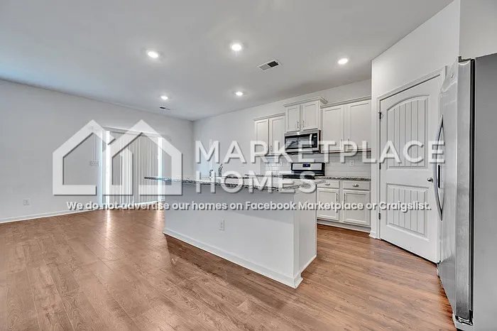 1027 Park View Dr — Photo 5