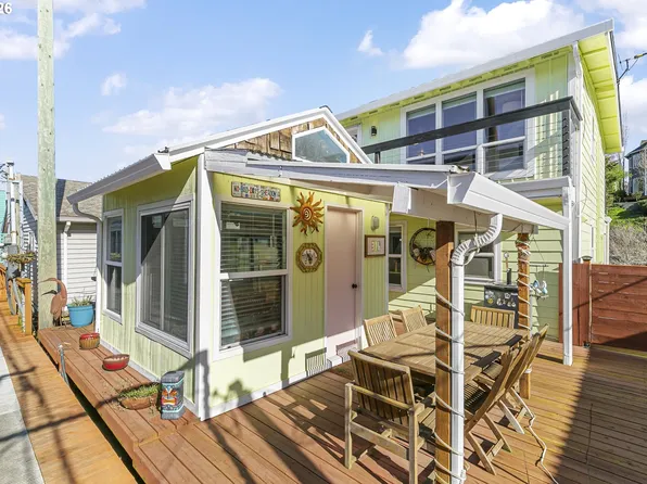 376 N Tomahawk Island Dr, Portland, OR 97217