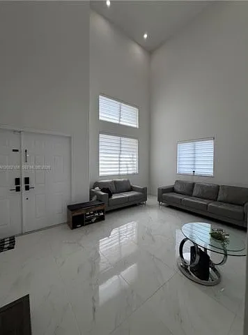 5 bed, 3.0 bath, 2733 sqft, $6,300 — Photo 2