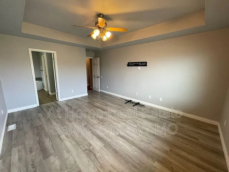 6063 N 19th Ave — Photo 9