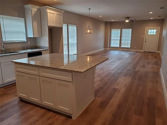 4th image of 2827 Dalton St