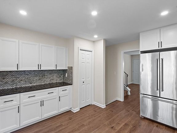 Spacious Kitchen w/plenty of storage!