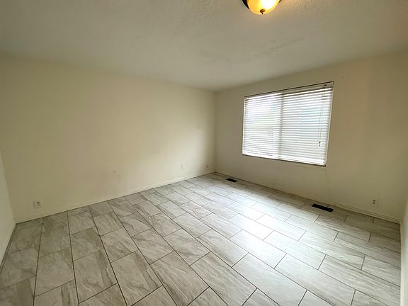 4th image of 2250 W Heatherglen Dr