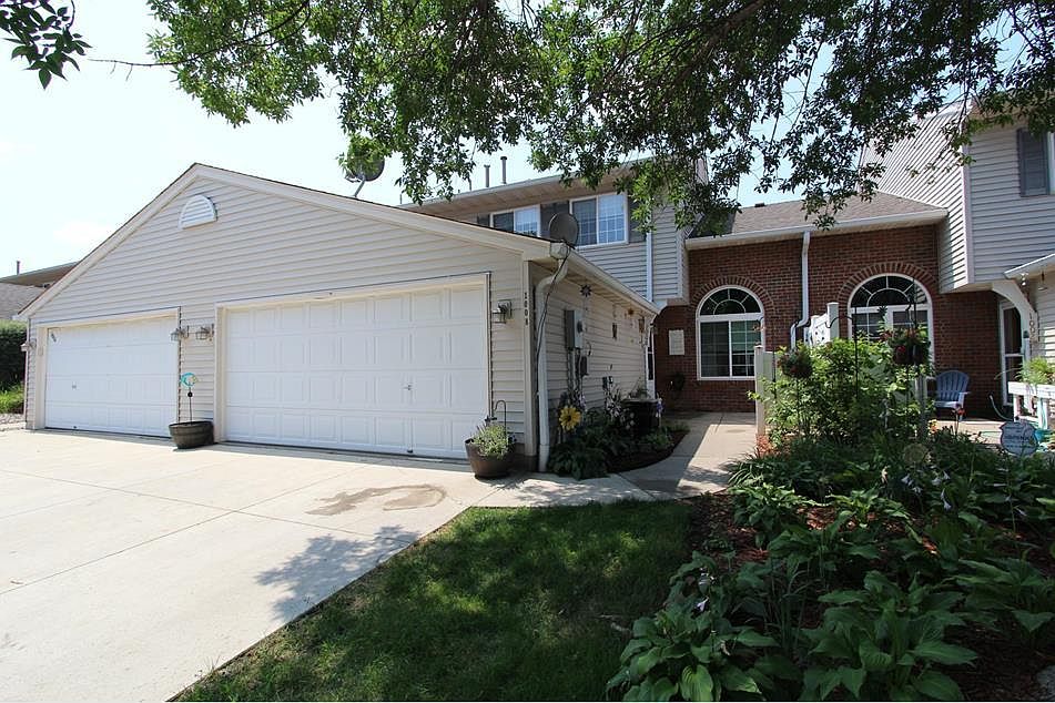 Welcome home! 2 bedroom 2 bath townhouse available for rent today!