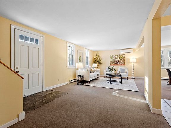 3rd image of 8 Woodchuck Hill Rd