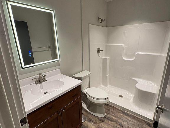 4th image of 826 W 8th St #826
