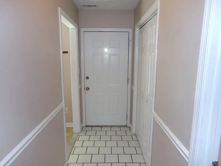 100 Christopher Ct — Photo 2