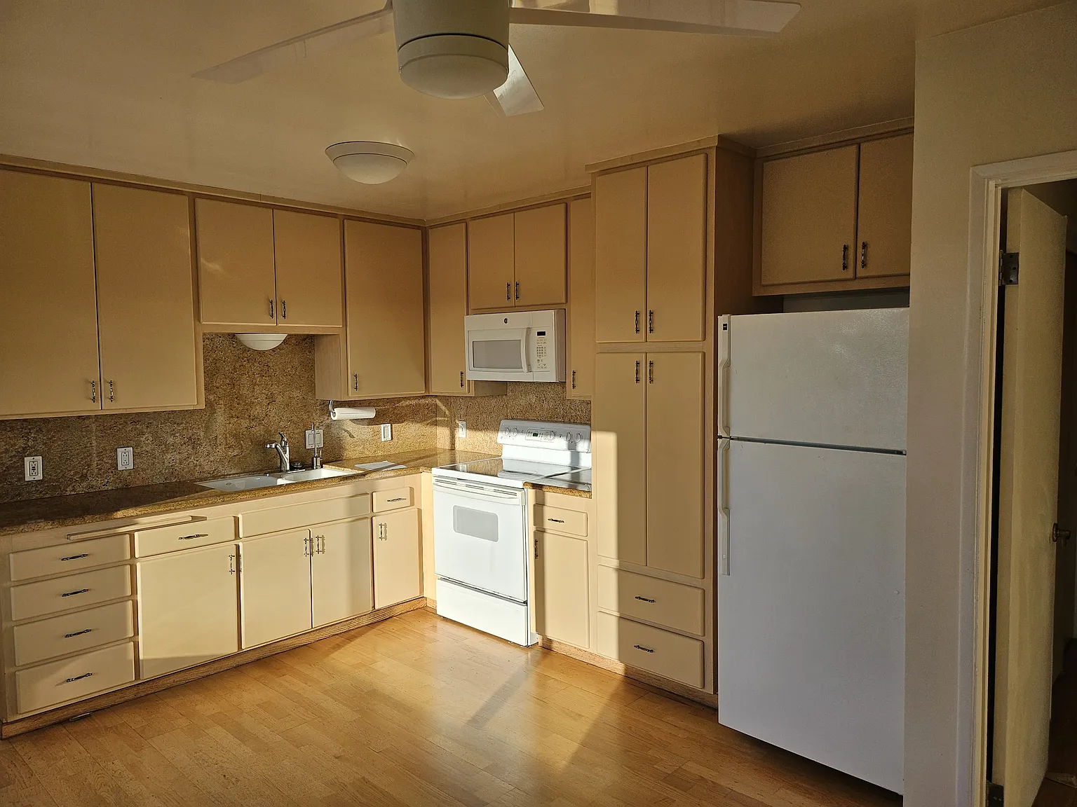 3 bed, 1.5 bath, 1203 sqft, $3,500 — Photo 4