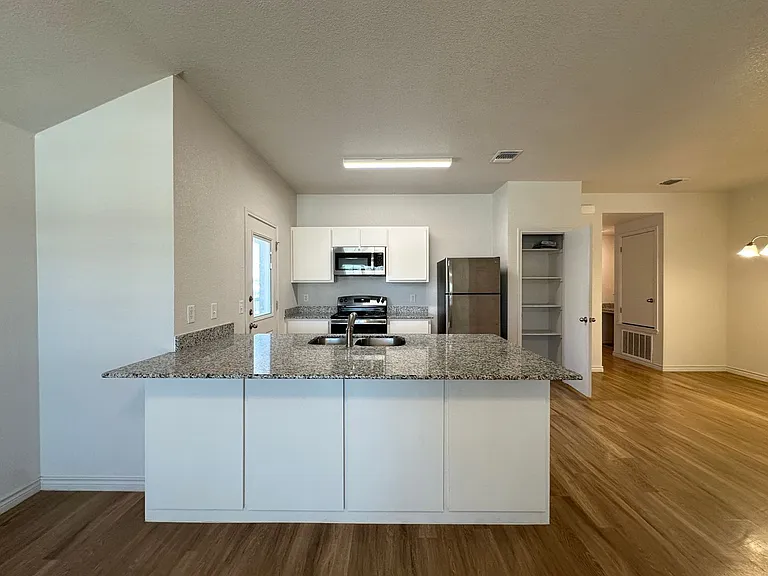 1813 Clovis Dr — Photo 7