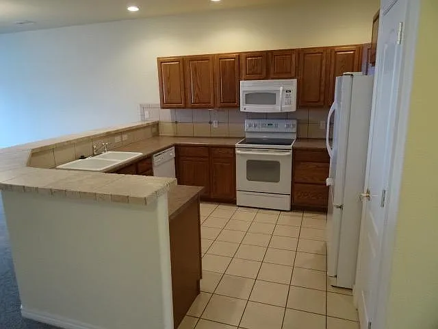 3 bed, 1627 sqft, $2,500 — Photo 4