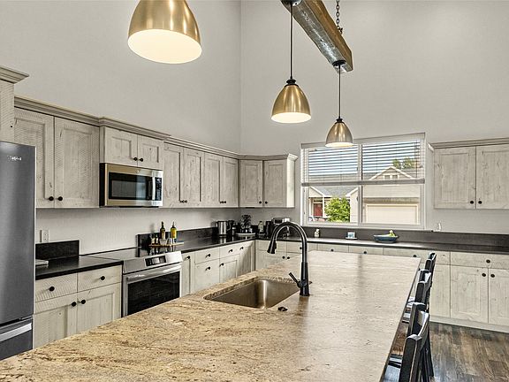 4th image of 1020 Riparian Dr