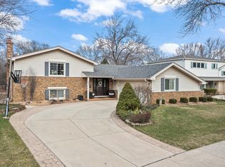 1326 E Best Dr, Arlington Heights, IL 60004