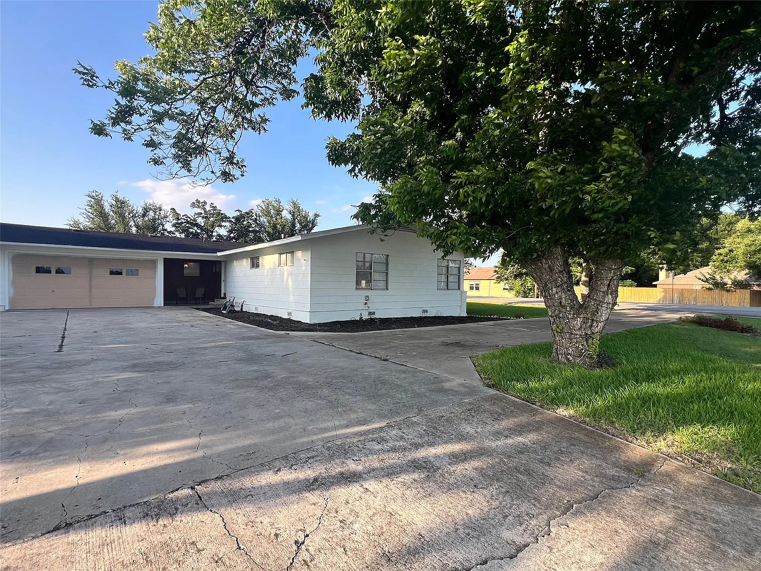2 bed, 2.5 bath, 1918 sqft, $2,400 — Photo 4