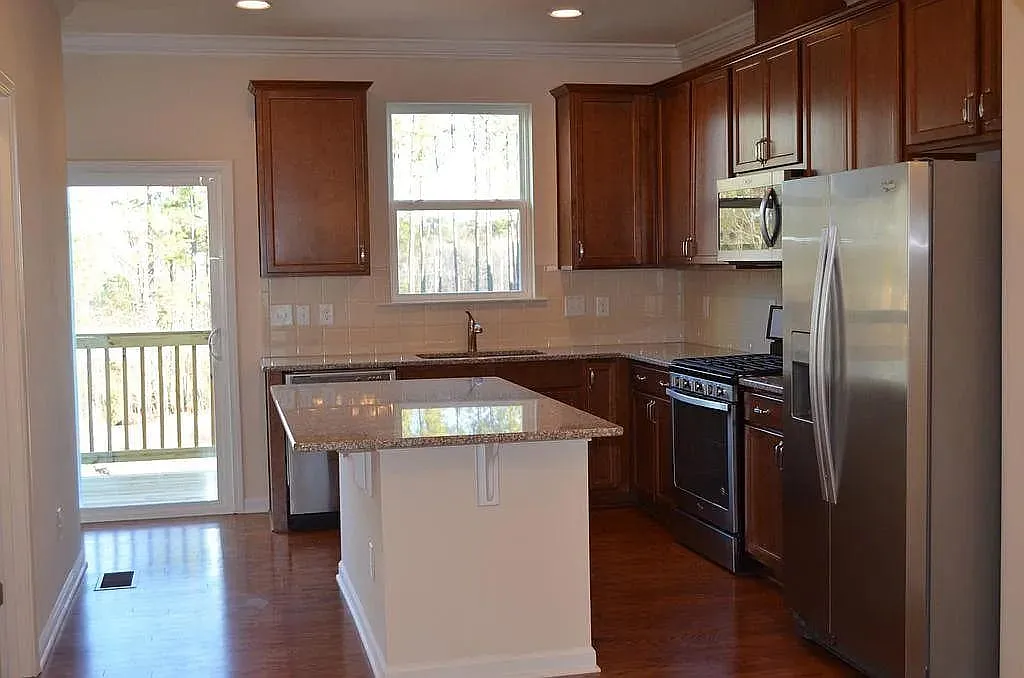 4 bed, 2500 sqft, $2,350 — Photo 4