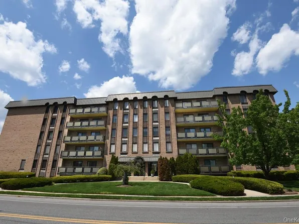 175 Maple Avenue #4I, Westbury, NY 11590