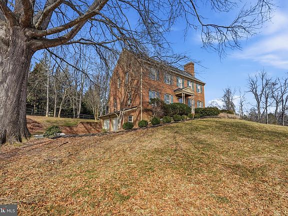 2nd image of 956 Walker Rd