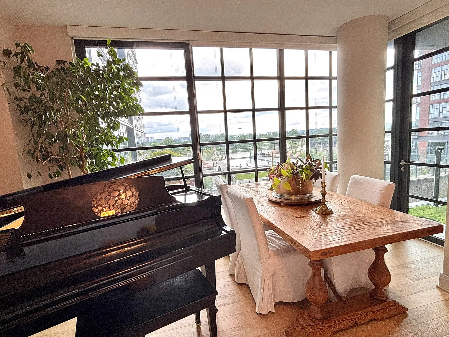 3 bed, 1370 sqft, $7,999 — Photo 3