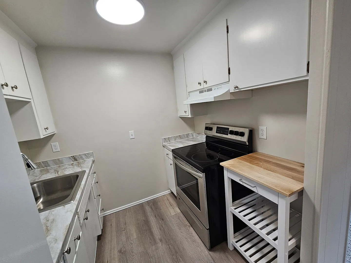 Julee Apartments — Photo 3