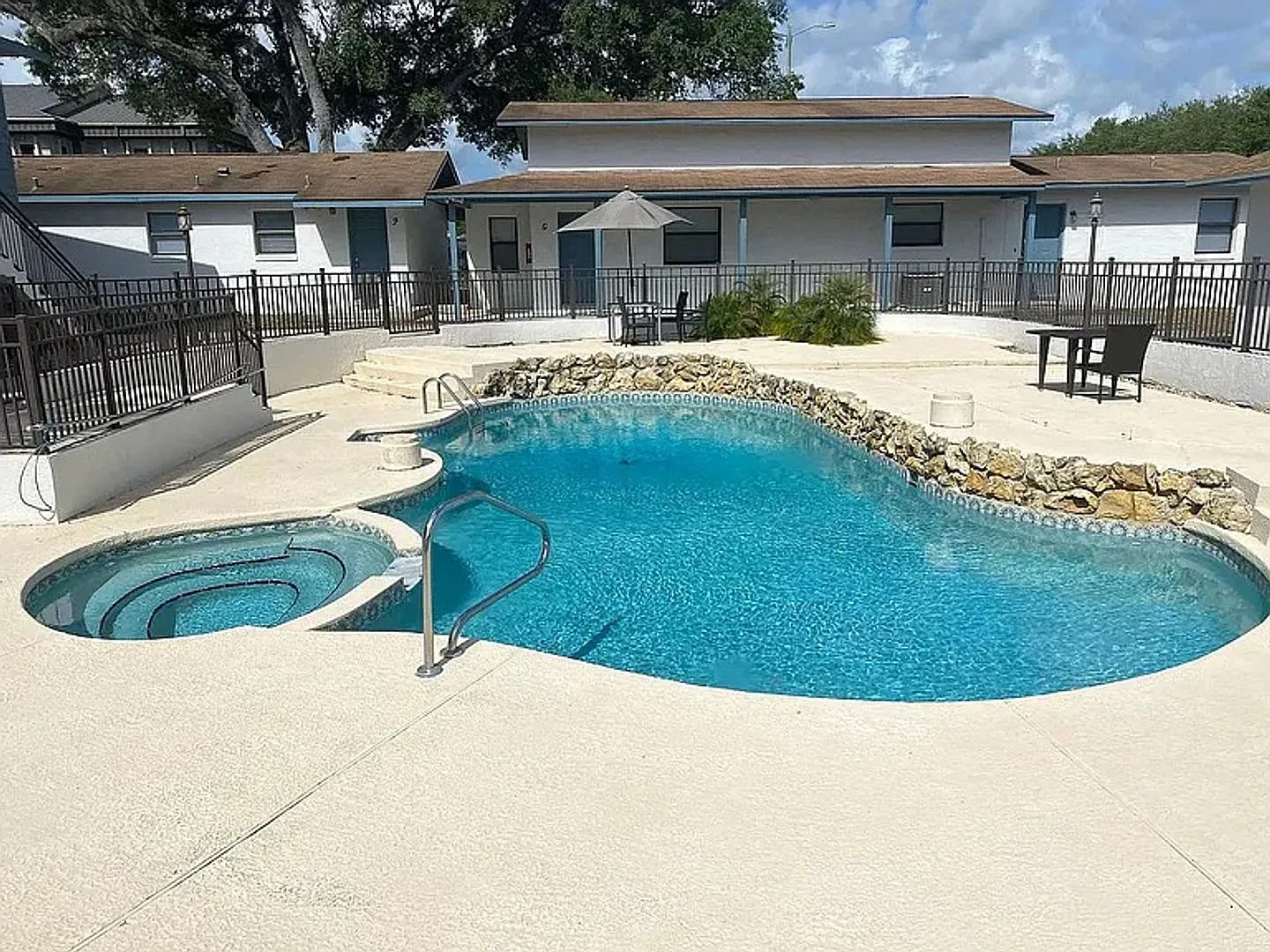 Poolside Apartments — Photo 1