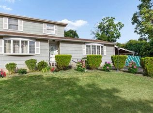 9 Chapman Pl, Bay Shore, NY 11706