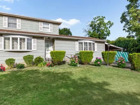 9 Chapman Place, Bay Shore, NY 11706