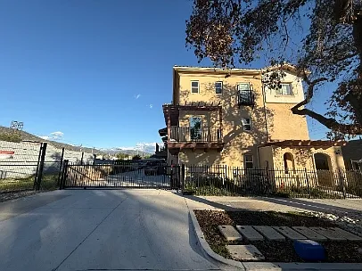 820 N Soldano Ave #D — Photo 7