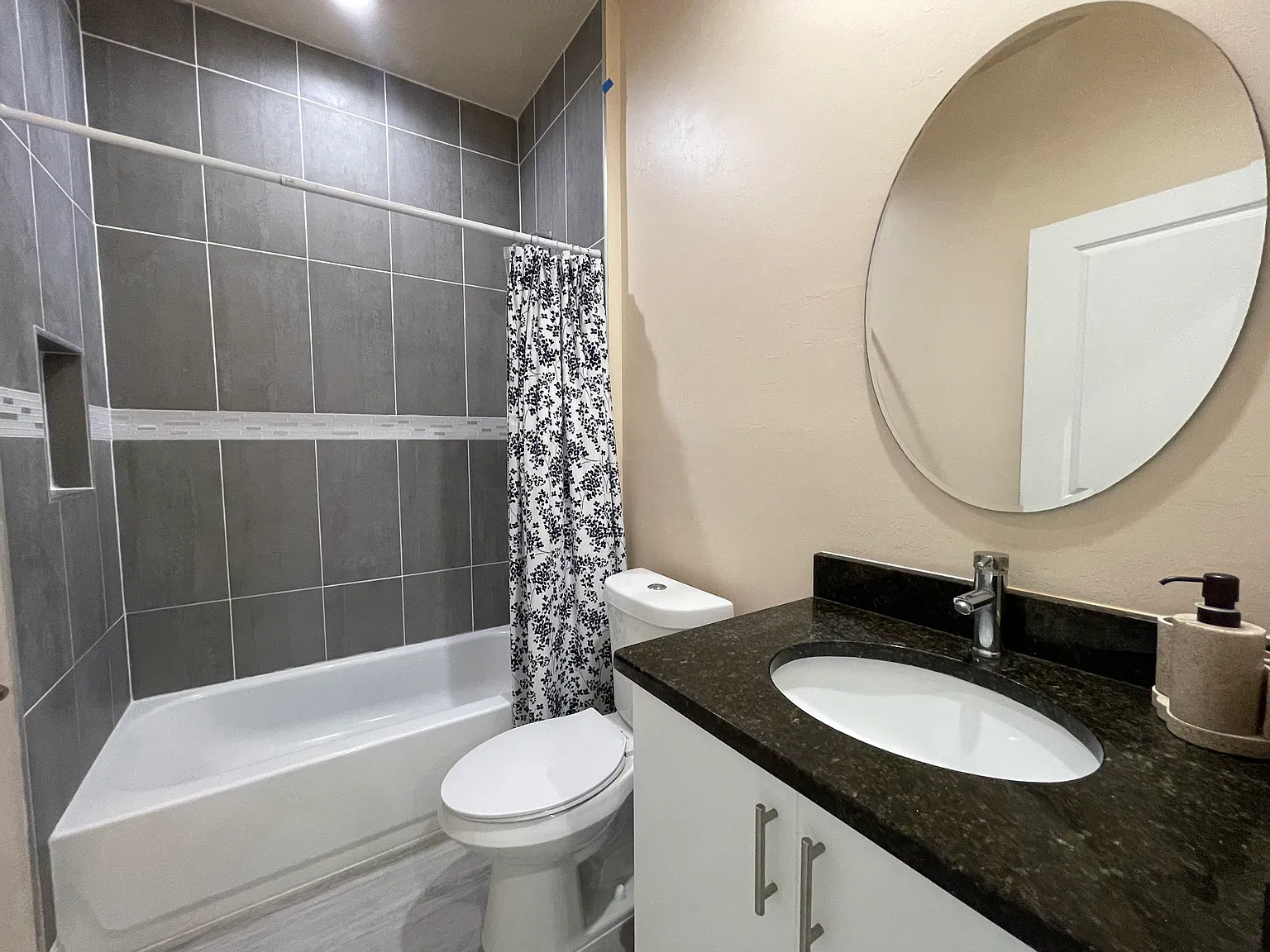 2 bed, 400 sqft, $1,100 — Photo 3