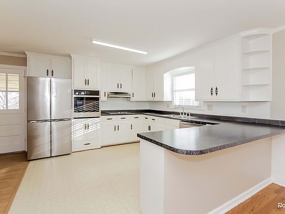4th image of 1821 Kenmore Dr