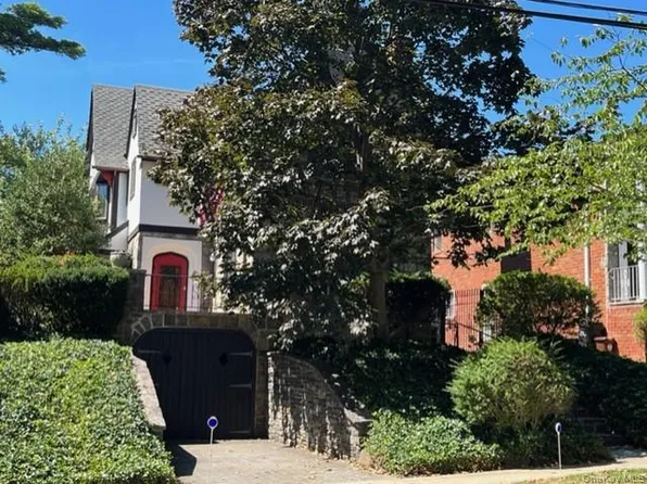 3364 190th St, Flushing, NY 11358