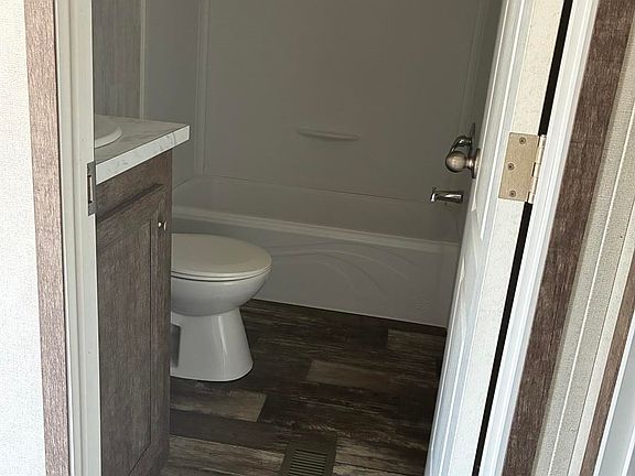 5th image of 132 Ash St