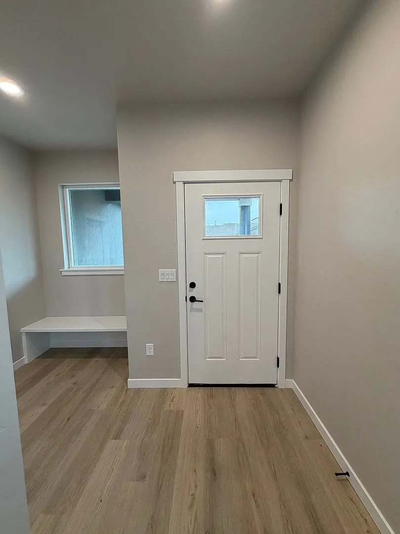 Gorgeous, Brand New 3 bed, 2 ba- South Orchard Location! — Photo 3